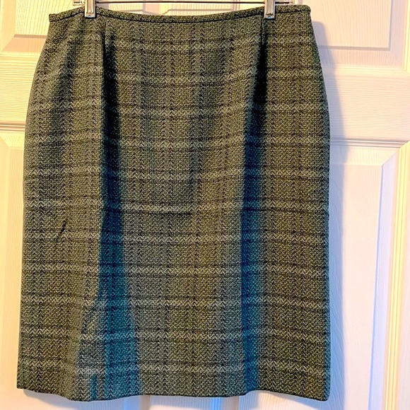 Jones New York Dresses & Skirts - Women's 100% wool plaid Jones New York  Pencil skirt, fully lined.  Pristine.